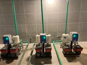 Três conjuntos de pressurizadores em projeto residencial