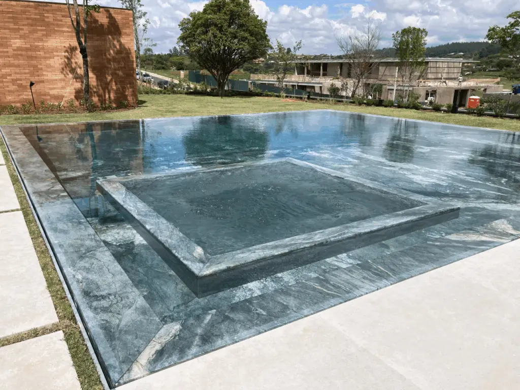 spa embutido em piscina